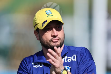 Arthur Elias em treinamento com a seleção brasileira (Foto: Lívia Villas Boas/CBF)