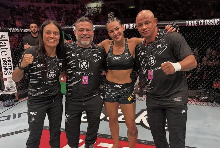 Bia Mesquita junto aos seus treinadores no UFC Rio