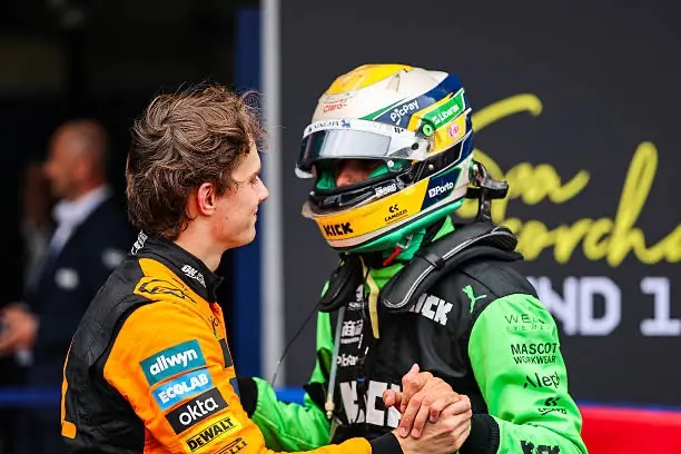 Oscar Piastri e Gabriel Bortoleto após a corrida