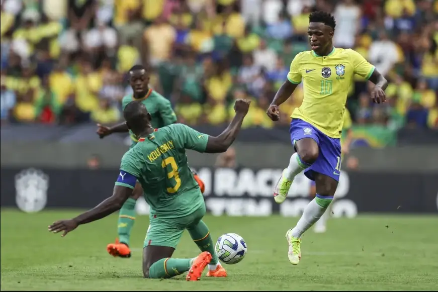 Vini Jr disputa bola com Koulibaly em amistoso entre Brasil e Senegal, em 2023