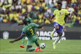 Vini Jr disputa bola com Koulibaly em amistoso entre Brasil e Senegal, em 2023 (Foto: Foto: Miguel A. Lopes/EFE)