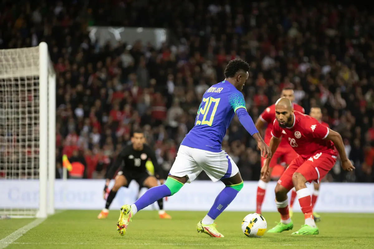 Vinicius Jr. encara defensor da Tunísia no Parque dos Príncipes, em Paris, em setembro de 2022