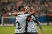 Abraço de Vegetti e Puma após o gol - Vasco x Madureira (Foto: Aguilar Abecassis/AGIF)