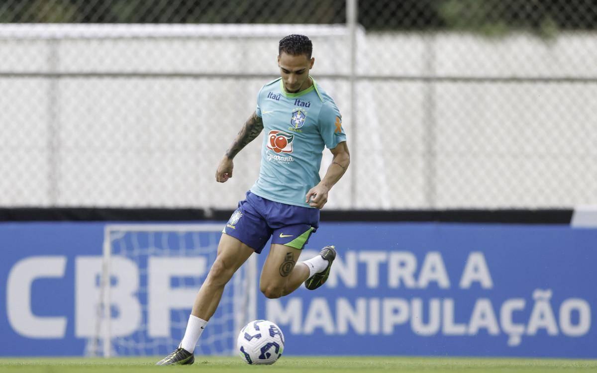Antony em ação durante treino do Brasil em São Paulo
