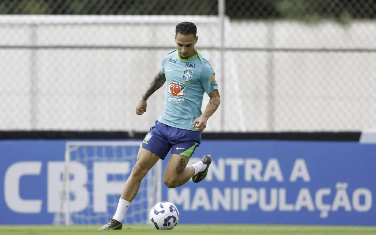 Antony em ação durante treino do Brasil em São Paulo