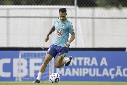 Antony em ação durante treino do Brasil em São Paulo (Foto: Rafael Ribeiro / CBF)