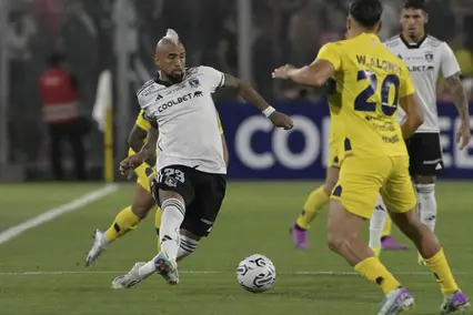 Arturo Vidal em ação pelo Colo-Colo (Foto: Rodrigo Arangua / AFP)