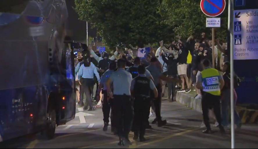 Comitiva do Porto é recebida com insultos e protestos por parte da torcida