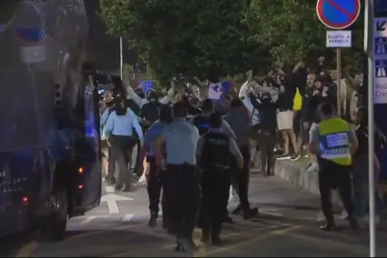 Comitiva do Porto é recebida com insultos e protestos por parte da torcida (Foto: Reprodução X)