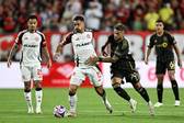 Danilo tenta se livrar do marcador na partida do Flamengo contra o Los Angeles FC (Foto: Patricia de Melo Moreira/AFP)