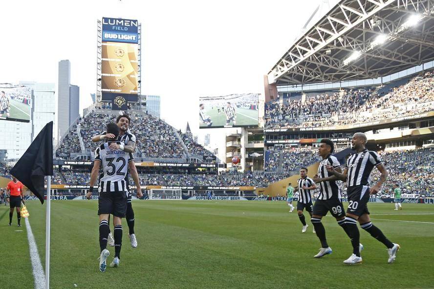 Jogadores do Botafogo comemoram gol de Jair que abriu a vitória contra o Seattle Sounders