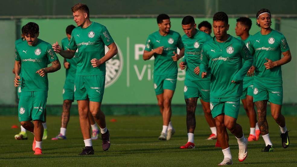 Jogadores do Palmeiras em treino na Academia