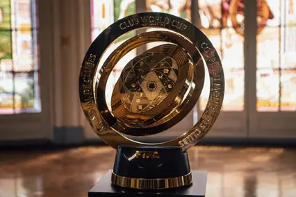 O troféu da Copa do Mundo de Clubes 2025 (Foto: Lucas Merçon/Fluminense FC)