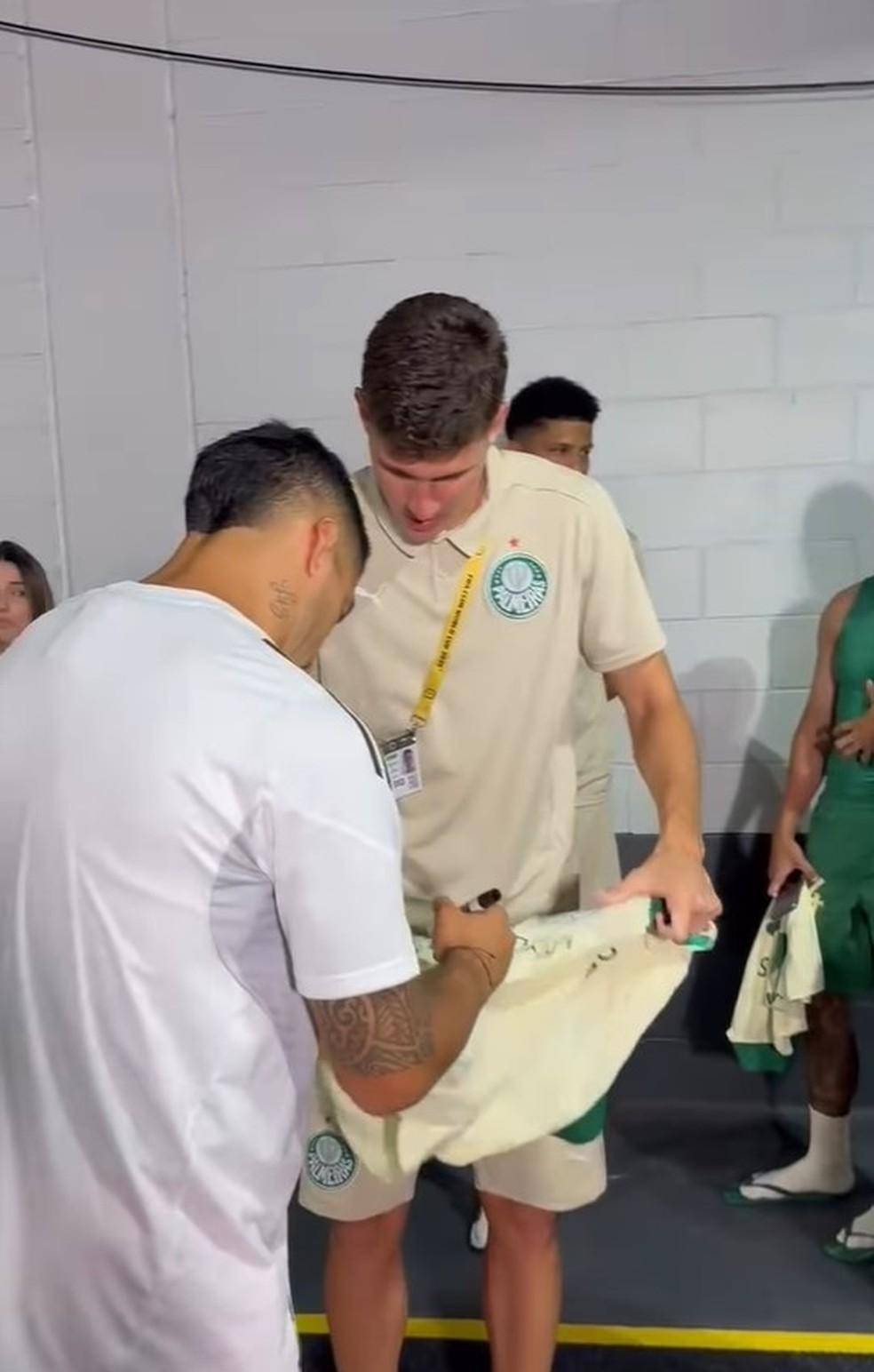 Suárez assina camisas dos jogadores do Palmeiras