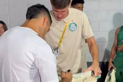 Suárez assina camisas dos jogadores do Palmeiras (Foto: Reprodução/InterMiami Instagram)
