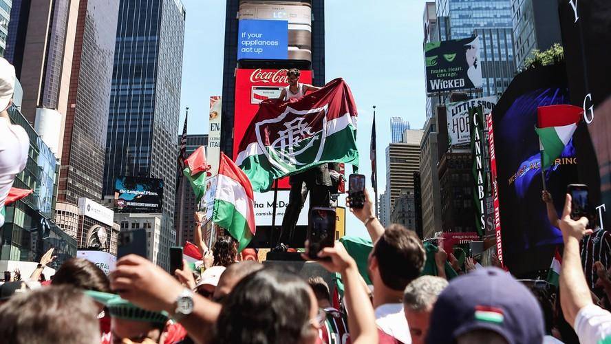 Torcida do Fluminense faz festa no Times Square, em Nova York