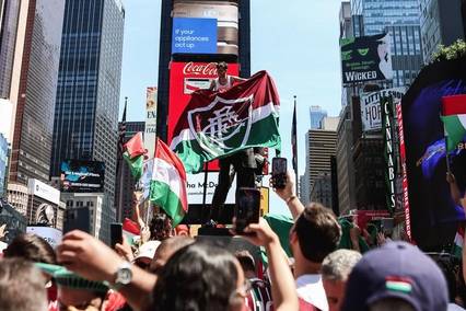Torcida do Fluminense faz festa no Times Square, em Nova York (Foto: Lucas Merçon/FFC)