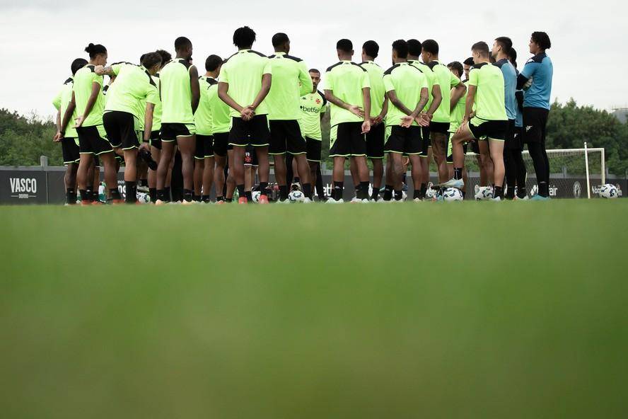 Vasco faz último jogo antes da parada