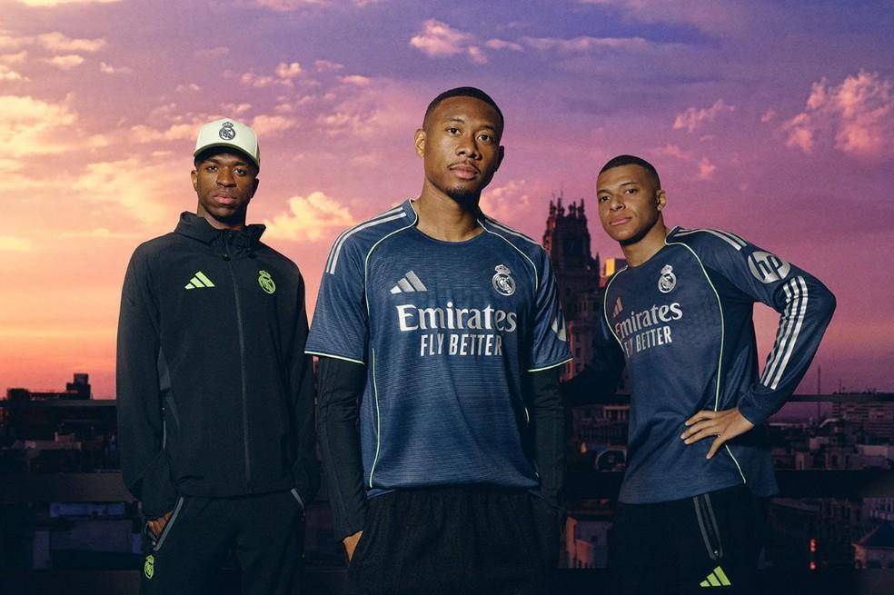 Vini Jr, modelo de novo, ao lado de Alaba e Mbappé, que apresentam nova camisa número 2