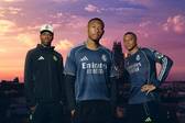 Vini Jr, modelo de novo, ao lado de Alaba e Mbappé, que apresentam nova camisa número 2 (Foto: Divulgação/Real Madrid)