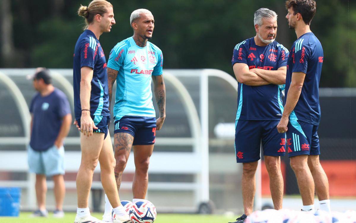 Wesley conversa com Filipe Luís durante treino em Atlantic City, nos Estados Unidos