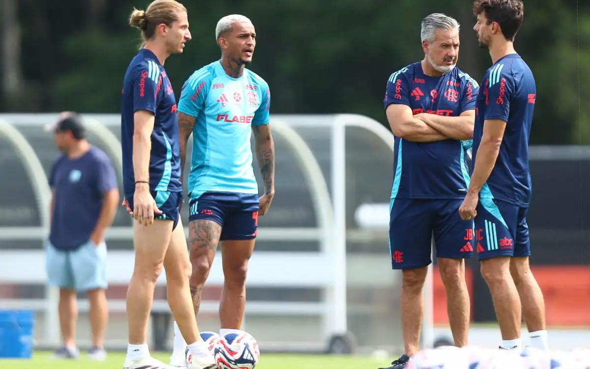 Wesley conversa com Filipe Luís durante treino em Atlantic City, nos Estados Unidos