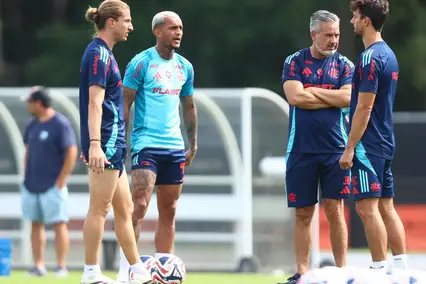 Wesley conversa com Filipe Luís durante treino em Atlantic City, nos Estados Unidos (Foto: Gilvan de Souza / Flamengo)