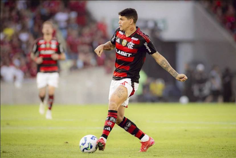 Ayrton Lucas em ação contra o São Paulo