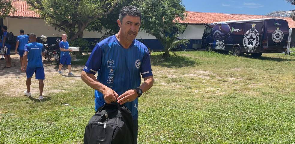 Betinho Nascimento, técnico do Parnahyba, em embarque para Iguatu