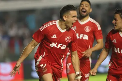 Borré comemora gol sobre o Santos pelo Brasileirão (Foto: Ricardo Duarte / Internacional)
