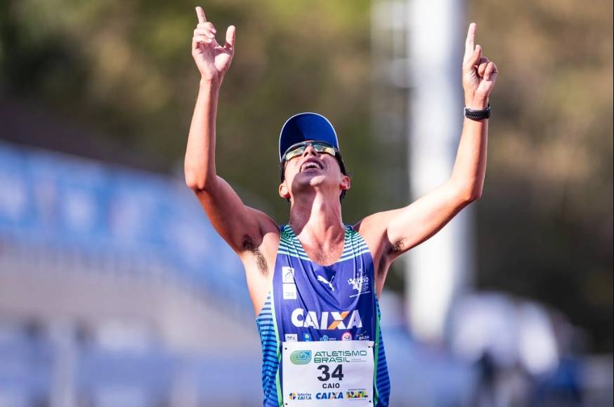 Caio comemorando a chegada
