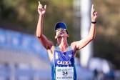 Caio comemorando a chegada (Foto: Gustavo Alves/CBAt)