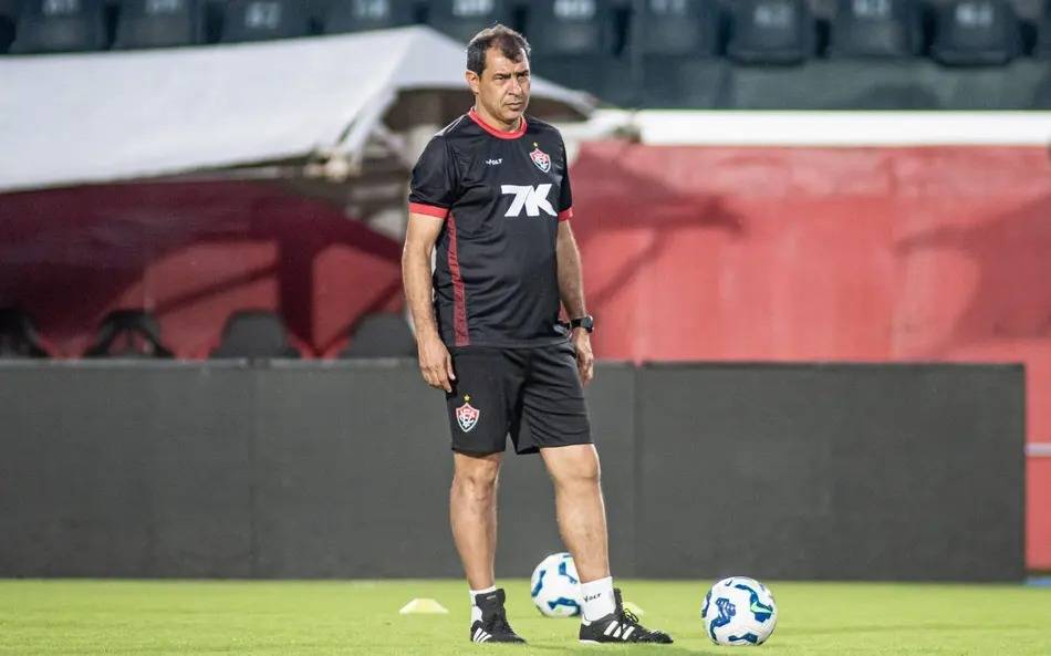 Carille comanda treino do Vitória no Barradão