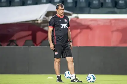 Carille comanda treino do Vitória no Barradão (Foto: Victor Ferreira/ EC Vitória/Instagram)
