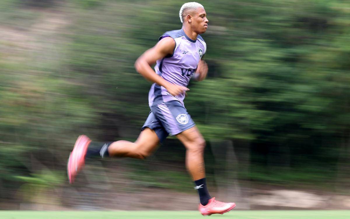 Danilo em ação pelo Botafogo no CT Lonier, nesta quarta-feira (23)