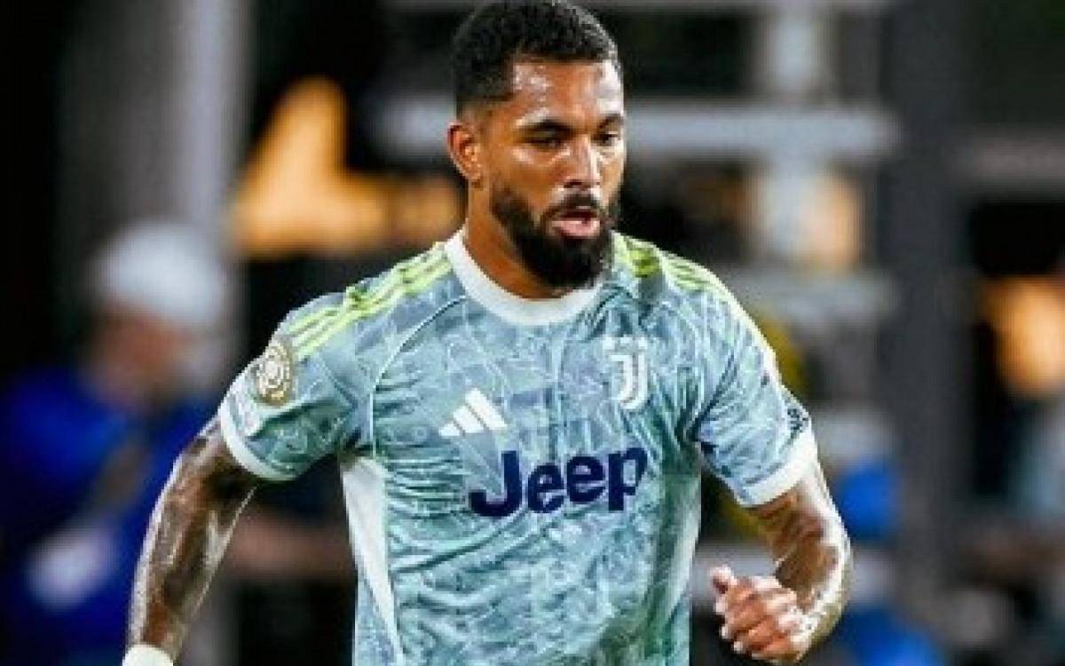 Douglas Luiz em jogo da Juventus