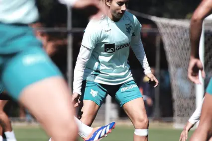 Fabi Sandoval durante treino do Cruzeiro (Foto: Gustavo Martins/Cruzeiro)