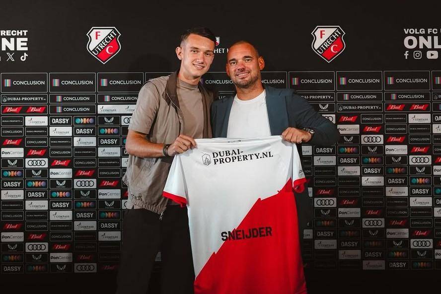 Filho de Sneijder assina primeiro contrato profissional