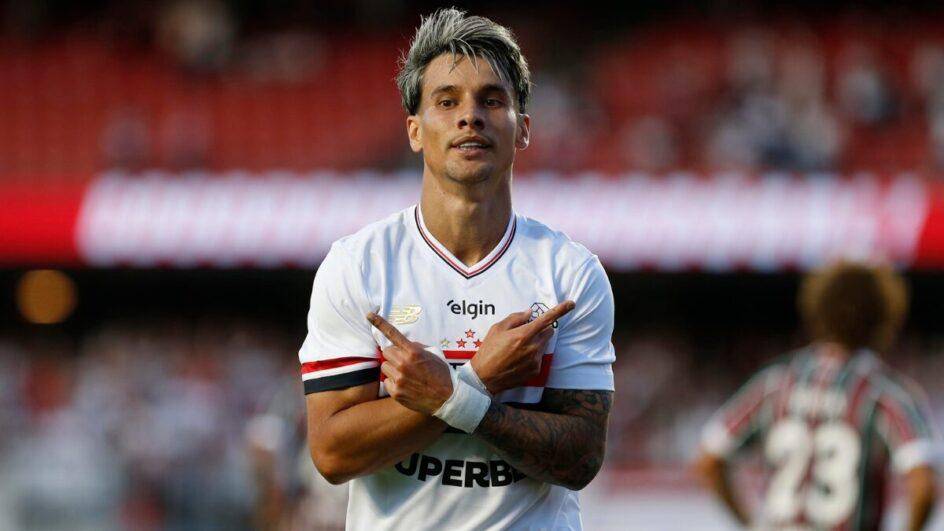 Jogador do São Paulo comemorando gol sobre o Fluminense pela Série B 2025 São Paulo busca manter a sequência de vitórias