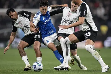 Lance de Corinthians x Cruzeiro pelo Brasileirão (Foto: Marco Galvão/Cruzeiro)