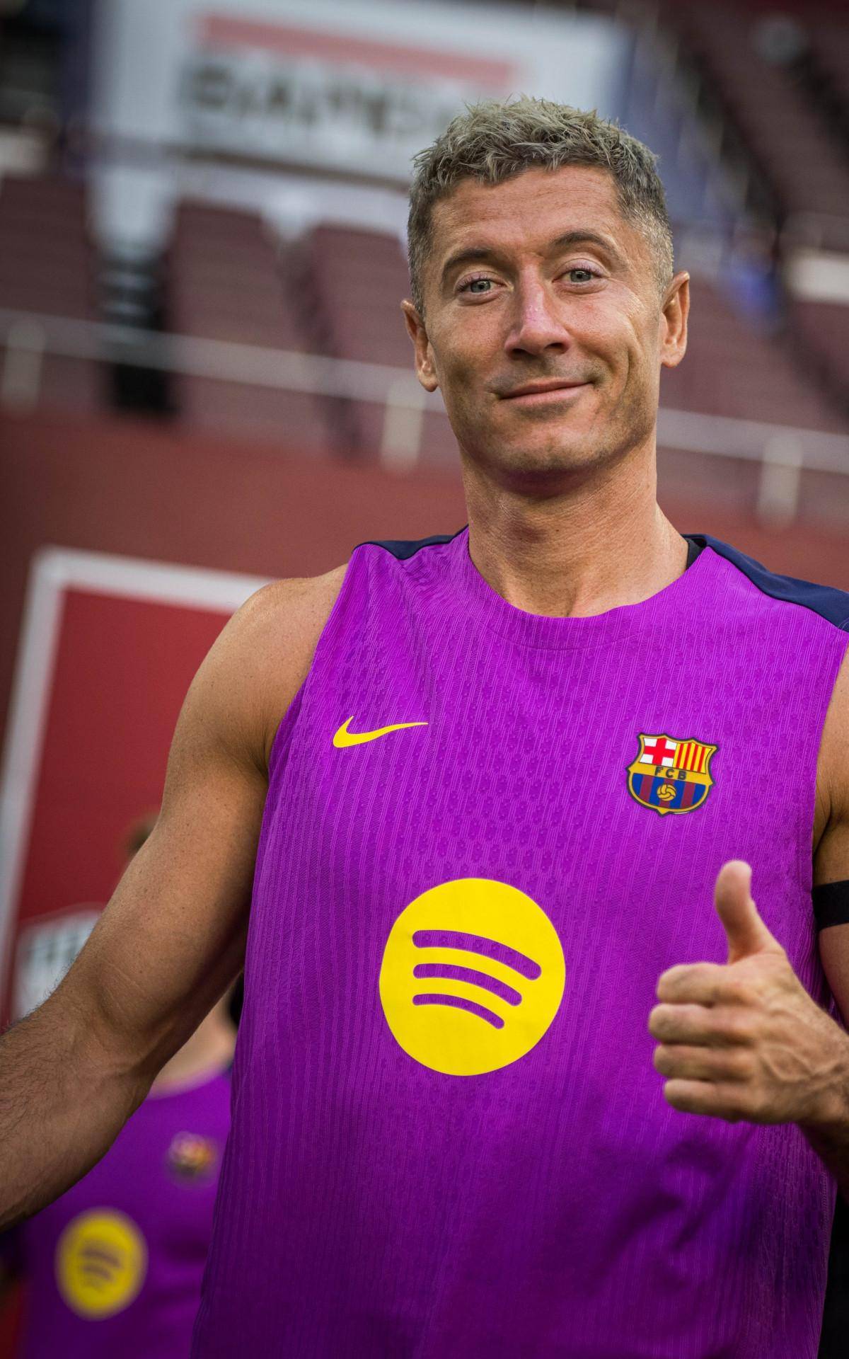 Lewandowski com a camisa do Barcelona