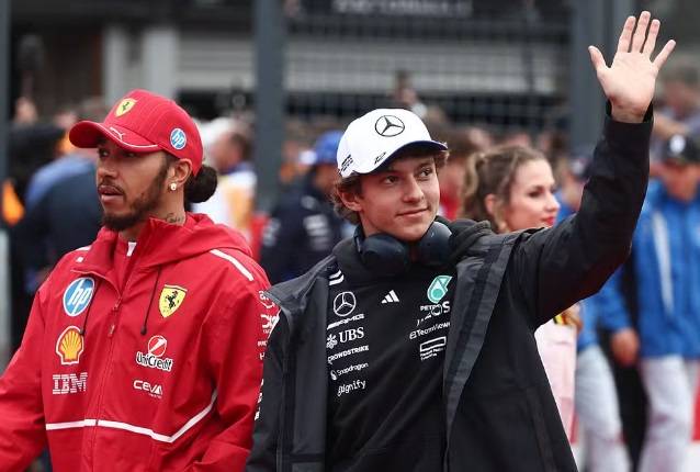 Lewis Hamilton com Andrea Kimi Antonelli no GP da Bélgica da F1 em 2025