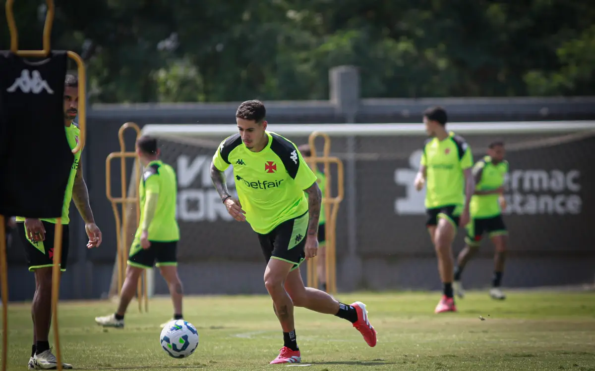 Lucas Freitas em ação durante treino do Vasco no CT Moacyr Barbosa