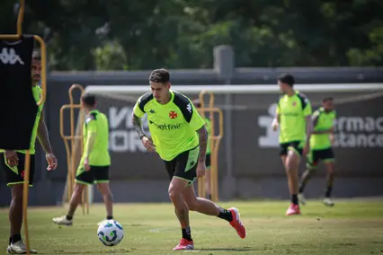 Lucas Freitas em ação durante treino do Vasco no CT Moacyr Barbosa (Foto: Matheus Lima / Vasco)