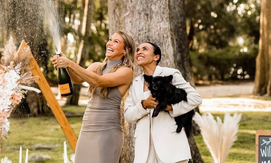 Marta com a noiva, Carrie Lawrence