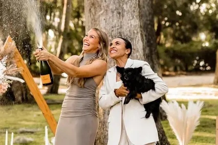 Marta com a noiva, Carrie Lawrence (Foto: Reprodução/Redes sociais)