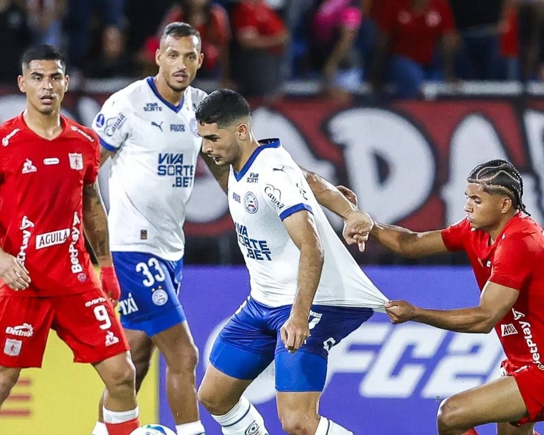 Michel Araújo disputa bola com jogador do América de Cali