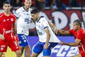 Michel Araújo disputa bola com jogador do América de Cali (Foto: Rafael Rodrigues/EC Bahia/Instagram)