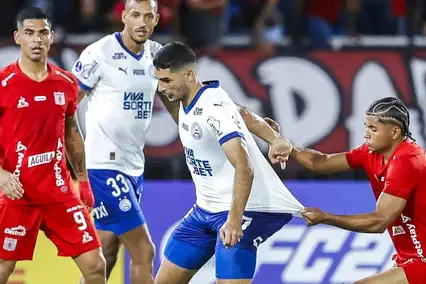 Michel Araújo disputa bola com jogador do América de Cali (Foto: Rafael Rodrigues/EC Bahia/Instagram)