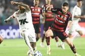 Neymar e Jorginho disputando a bola em confronto do Santos e Flamengo (Foto: Gilvan de Souza/Flamengo)